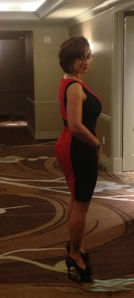 Candid shots of sexy MILF Eva Notty attending a XXX convention 69989196