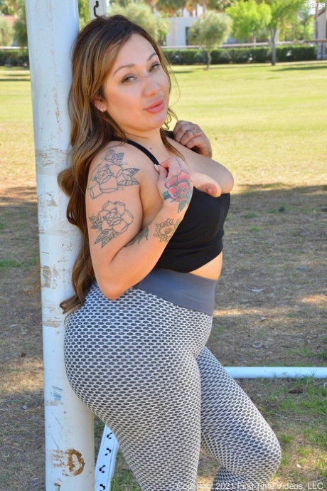 Overweight amateur Tiana displays her huge ass while squatting on a dildo 16477873