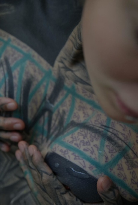 Heavily tattooed girl Valkyriz sports dreadlocks while fingering her pussy 86161592