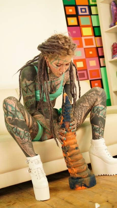 Body modifier Anuskatzz takes a big dildo to her filthy asshole 93176599