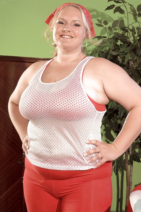 Mature chubby babe with big hooters Veronica Vaughn shows her boobs 98151685